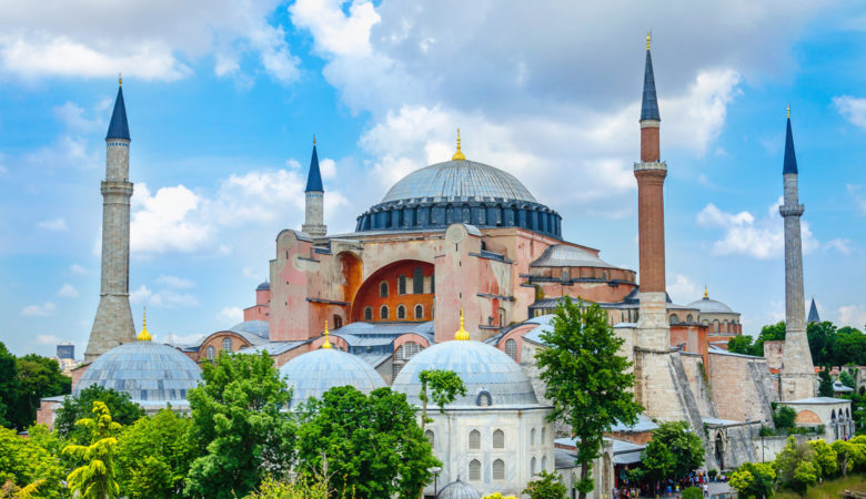 Πληθαίνουν τα σενάρια: «Ο Ερντογάν μετατρέπει την Αγιά Σοφιά σε μουσουλμανικό τέμενος»