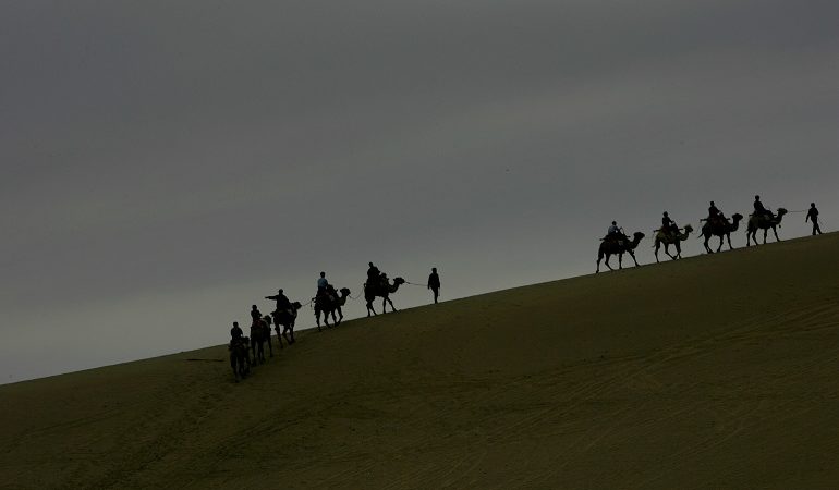 Η βόλτα με καμήλες έβγαλε από την αφάνεια ένα κινέζικο χωριό