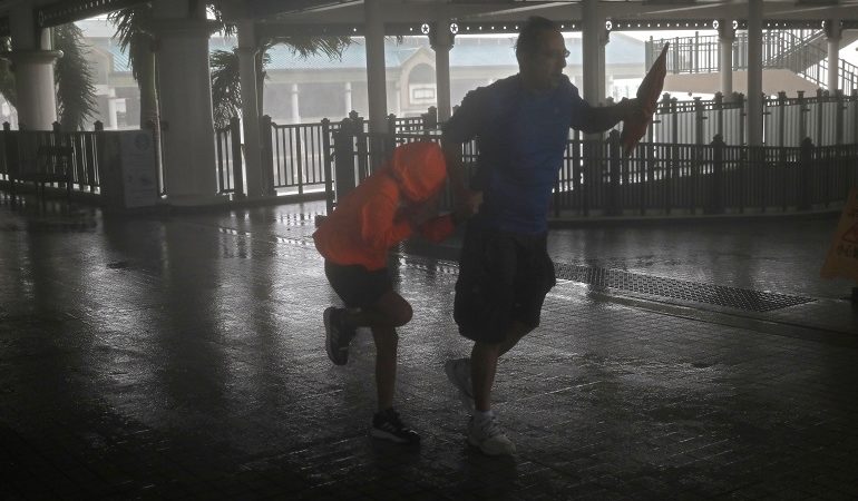 Υπερτυφώνας προκαλεί χάος και νεκρούς σε Χονγκ Κόνγκ και Φιλιππίνες
