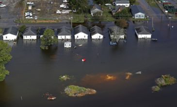 Σαρώνει ο τυφώνας Φλόρενς – Μακραίνει η λίστα των θυμάτων