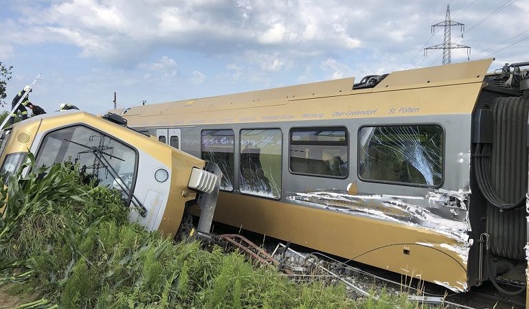 Σύγκρουση τρένου με λεωφορείο στην Αυστρία, νεκρός και τραυματίες