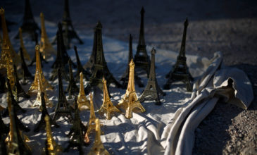 Χιλιάδες Πύργοι του Άιφελ κατασχέθηκαν από παράνομους πλανόδιους στο Παρίσι