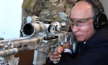 Ο Πούτιν τεστάρει το νέο Καλάσνικοφ για ελεύθερους σκοπευτές