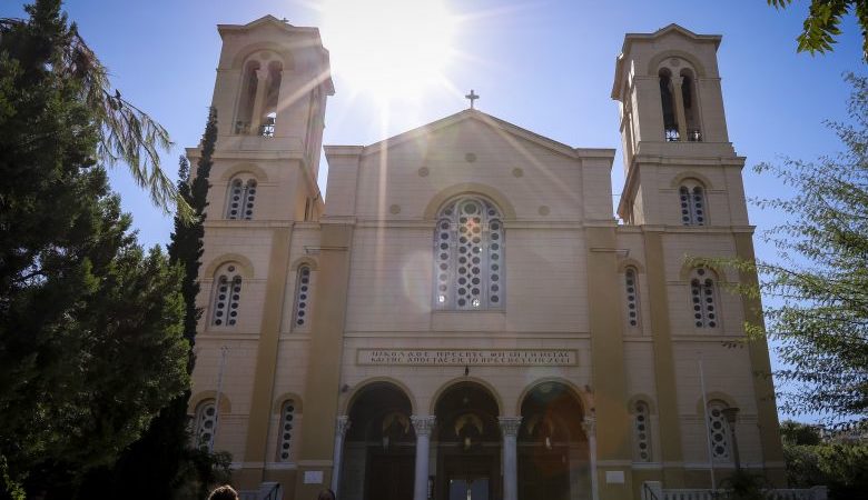 Κορονοϊός: 100 άτομα συγκεντρώθηκαν σε προαύλιο εκκλησίας