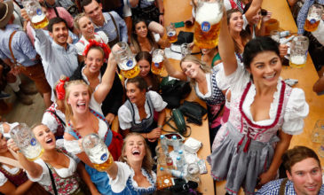 Μπύρες, λουκάνικα και γιοντελέειιιιιιιιιιιιιι στο Oktoberfest