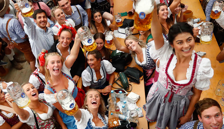 Μπύρες, λουκάνικα και γιοντελέειιιιιιιιιιιιιι στο Oktoberfest