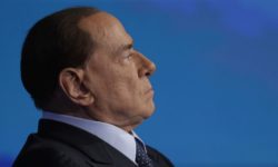 Ο Σίλβιο Μπερλουσκόνι αποσύρει την υποψηφιότητά του για την προεδρία της ιταλικής δημοκρατίας