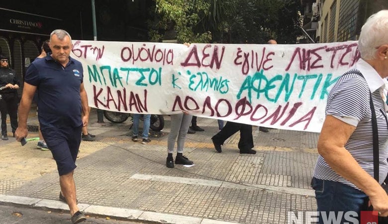 Πέταξαν φειγ βολάν με συνθήματα έξω από το κοσμηματοπωλείο στην Ομόνοια