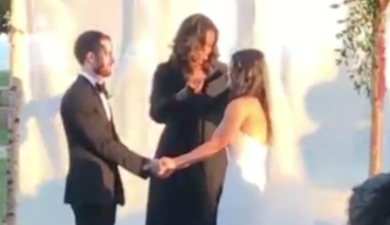 Η Μισέλ Ομπάμα σε ρόλο ιερέα, πάντρεψε ένα ζευγάρι