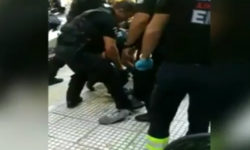 Νέο βίντεο: Αστυνομικοί ακινητοποιούν τον Ζακ Κωστόπουλο