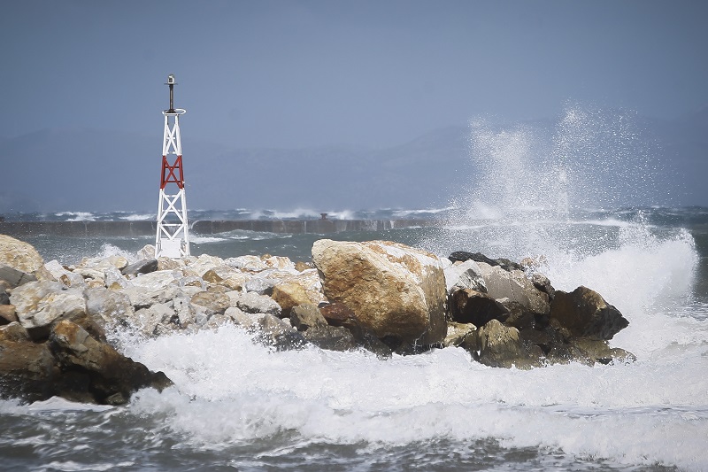 Απαγορευτικό απόπλου από Πειραιά και Λαύριο – Οι άνεμοι φτάνουν τα 10 μποφόρ