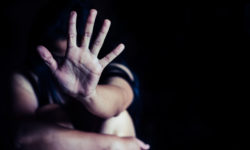 Σοκ στη Λάρισα: Ηλικιωμένος χτυπούσε και έσερνε το εγγόνι του στο πεζοδρόμιο