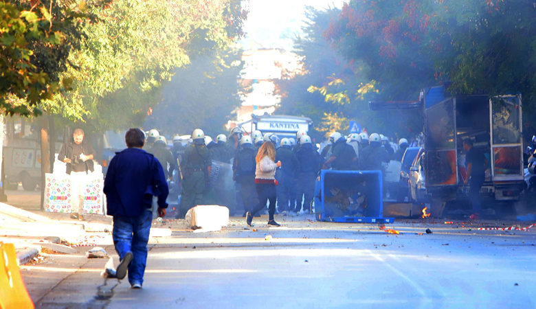 Επεισόδια μεταξύ οπαδών και ΜΑΤ έξω από το γήπεδο της Τούμπας