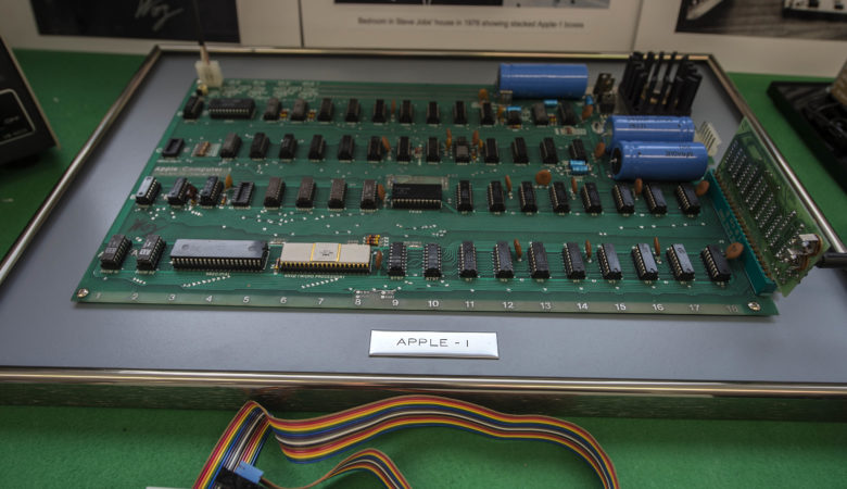Υπολογιστής Apple-1 του 1976 πουλήθηκε για 375.000 δολάρια