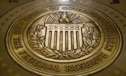 Η Fed διατηρεί αμετάβλητα τα επιτόκια και σχεδιάζει μείωση μέσα στη χρονιά