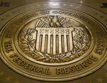 ΗΠΑ: Η Fed άφησε αμετάβλητα τα επιτόκια και αναθεωρεί προς τα επάνω την πρόβλεψή της για την ανάπτυξη