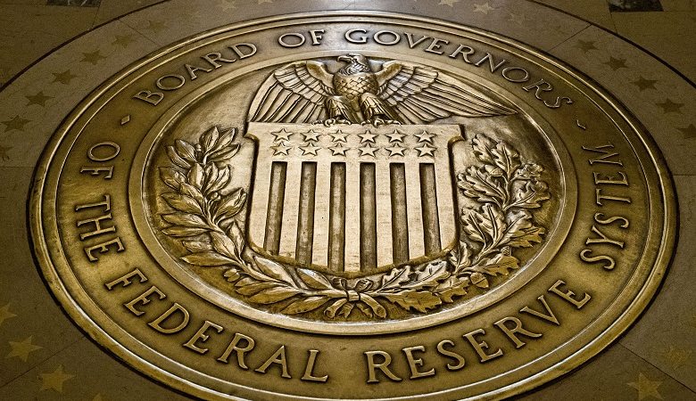 ΗΠΑ: Η Fed άφησε αμετάβλητα τα επιτόκια και αναθεωρεί προς τα επάνω την πρόβλεψή της για την ανάπτυξη