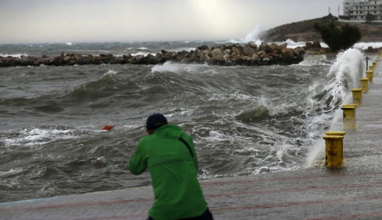 Πιο ήπια η εικόνα του μεσογειακού κυκλώνα – Σε επιφυλακή ο κρατικός μηχανισμός
