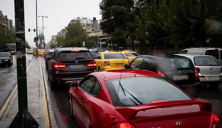 Μπλοκαρισμένοι οι δρόμοι λόγω βροχής – Ποιοι δρόμοι έχουν αυξημένη κίνηση