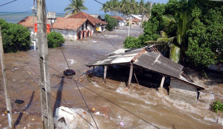 Ισχυρό τσουνάμι και απροσδιόριστος αριθμός θυμάτων στην Ινδονησία