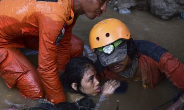 Έκκληση για βοήθεια μετά το τσουνάμι στην Ινδονησία – Στους 832 οι νεκροί