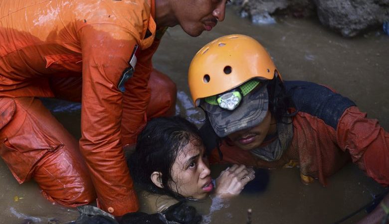 Έκκληση για βοήθεια μετά το τσουνάμι στην Ινδονησία – Στους 832 οι νεκροί