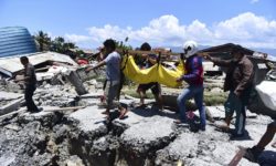 Εικόνες μαζικής καταστροφής μετά το τσουνάμι στην Ινδονησία