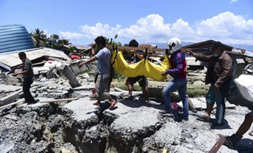 Εικόνες μαζικής καταστροφής μετά το τσουνάμι στην Ινδονησία