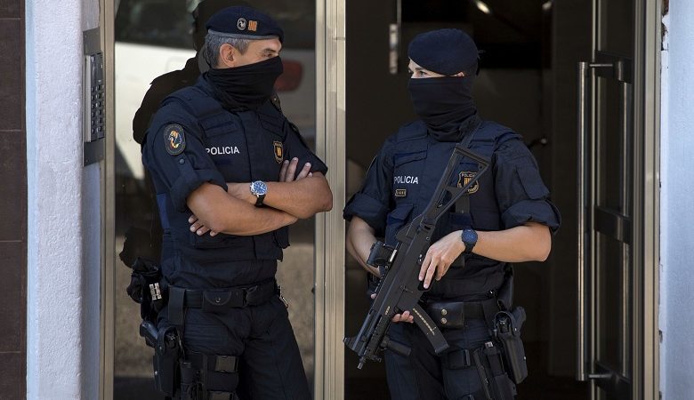 Ισπανία: Αστυνομικοί σκότωσαν άνδρα που κράδαινε μαχαίρι και επιτέθηκε σε συνάδελφό τους