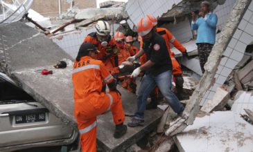 Σεισμός 6,2 βαθμών στην Ινδονησία: Τουλάχιστον 7 νεκροί και εκατοντάδες τραυματίες