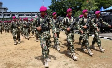 Εντολή στον Ινδονησιακό στρατό να πυροβολεί όσους κάνουν πλιάτσικο