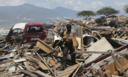 Πάνω από 1.400 οι νεκροί από το φονικό τσουνάμι στην Ινδονησία