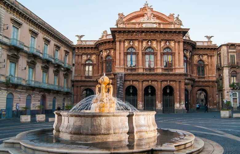 Κατάνια, ατμοσφαιρική με τον «αριστοκρατικό αέρα» του Παλέρμο