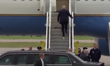 Ο Τραμπ ανεβαίνει στο Air Force One με χαρτί τουαλέτας στο παπούτσι του