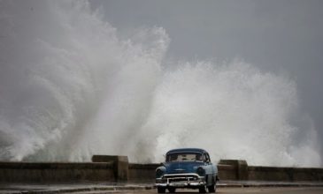 Ο κυκλώνας Μάικλ αγριεύει και ετοιμάζεται να σαρώσει τη Φλόριντα