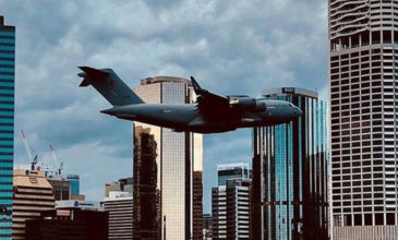 Πτήση Boeing C-17 ανάμεσα σε ουρανοξύστες προκαλεί δέος