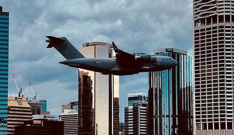 Πτήση Boeing C-17 ανάμεσα σε ουρανοξύστες προκαλεί δέος