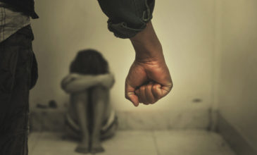 Ηράκλειο: Καταδικάστηκε μάνα με τον εραστή της για συστηματική κακοποίηση των τεσσάρων παιδιών της