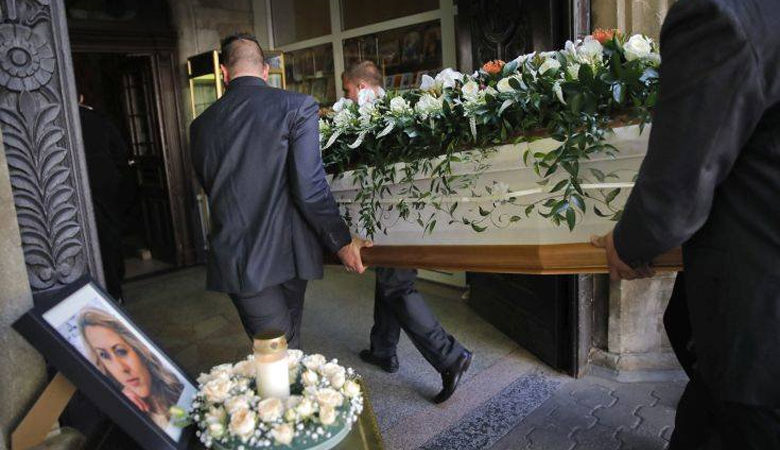 Πλήθος κόσμου στην κηδεία της Βουλγάρας δημοσιογράφου