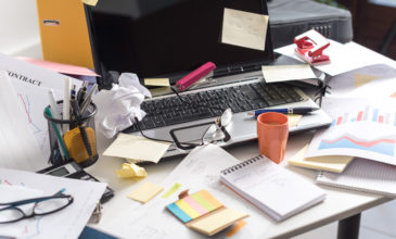 Τα 9 πράγματα που δεν θα πρέπει ποτέ να έχετε πάνω στο γραφείο σας