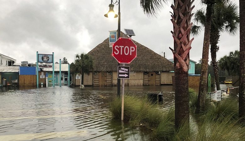 Ο κυκλώνας «Λόρα» απειλεί τις αμερικανικές ακτές