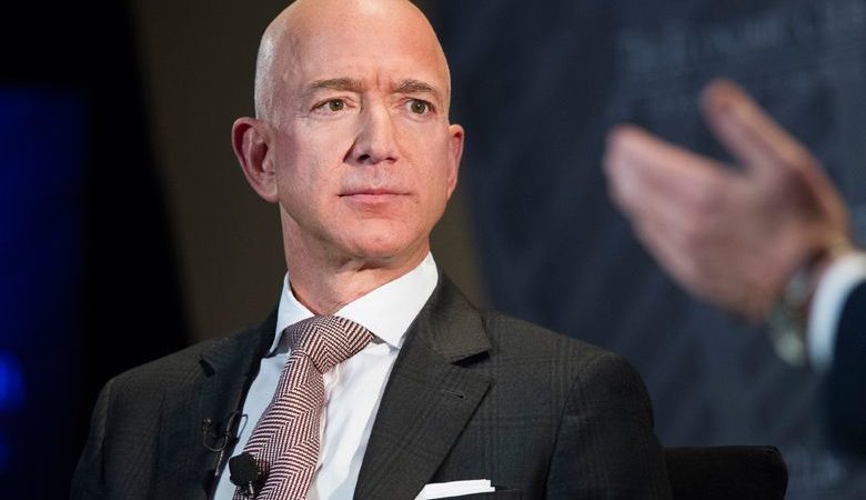 Ο ιδρυτής της Amazon κατηγορεί περιοδικό για εκβίαση