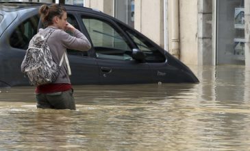 Νεκροί από τις πλημμύρες στη Γαλλία και τα νερά ανεβαίνουν επικίνδυνα