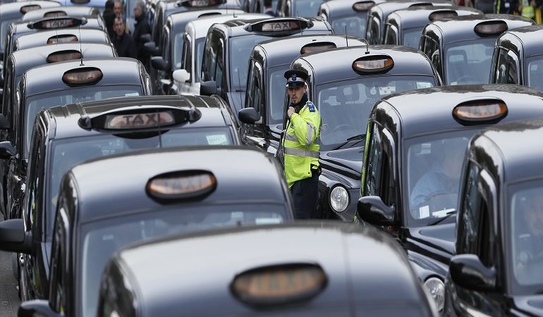 Τα μαύρα ταξί του Λονδίνου τώρα και στο Παρίσι