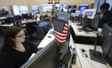 Το Facebook μπλοκάρει 30 λογαριασμούς πριν τις εκλογές στις ΗΠΑ