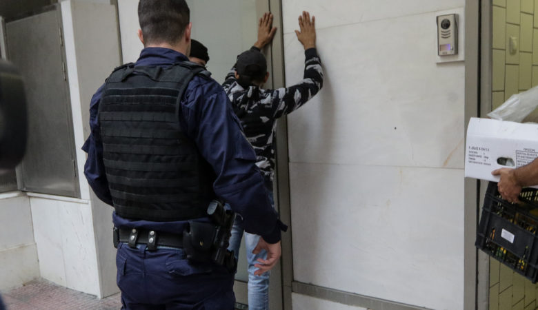 Αστυνομικοί εντόπισαν κρυμμένους μετανάστες από τους καρδιακούς τους παλμούς