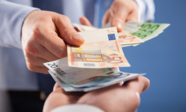 Περίπου 800 εκατ. ευρώ θα μοιραστούν το Δεκέμβριο ως έκτακτη οικονομική ενίσχυση