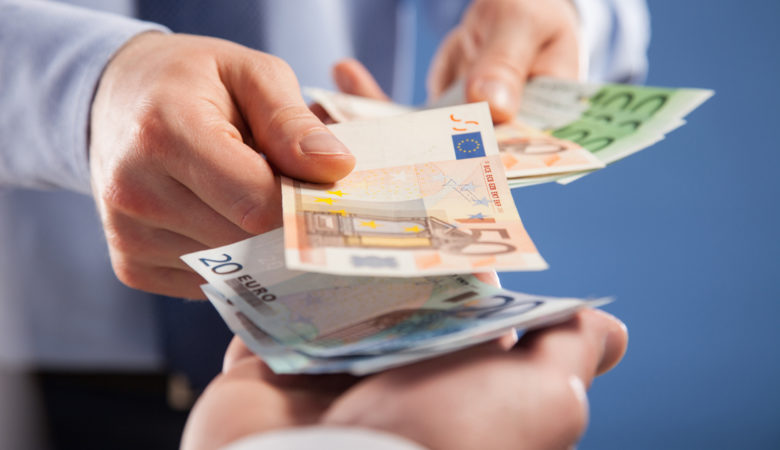 Περίπου 800 εκατ. ευρώ θα μοιραστούν το Δεκέμβριο ως έκτακτη οικονομική ενίσχυση