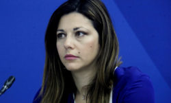 Ζαχαράκη για την πολύνεκρη επίθεση σε εκκλησία: Ευθύνη των τοπικών αρχών η εγγύηση της θρησκευτικής ελευθερίας όλων των Σύριων πολιτών