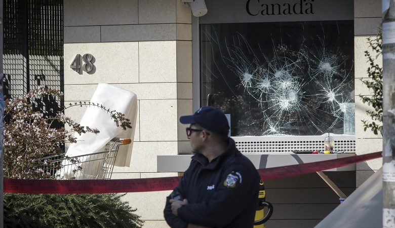 Ο Ρουβίκωνας πίσω από την επίθεση στην πρεσβεία του Καναδά
